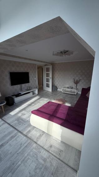 Apartament cu 3 camere decomandat în Lacu