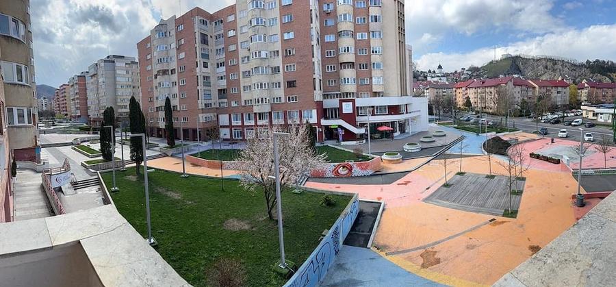 Apartament cu 3 camere decomandat în Răcădău