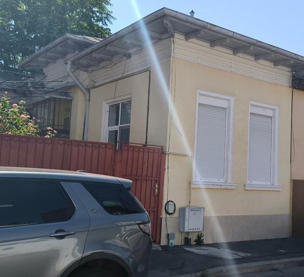 Casă individuală cu 3 camere cu Canalizare în 13 Septembrie