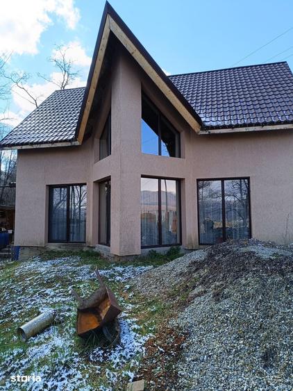 Casă cu 4 camere cu Teren 2500 Mp în Central