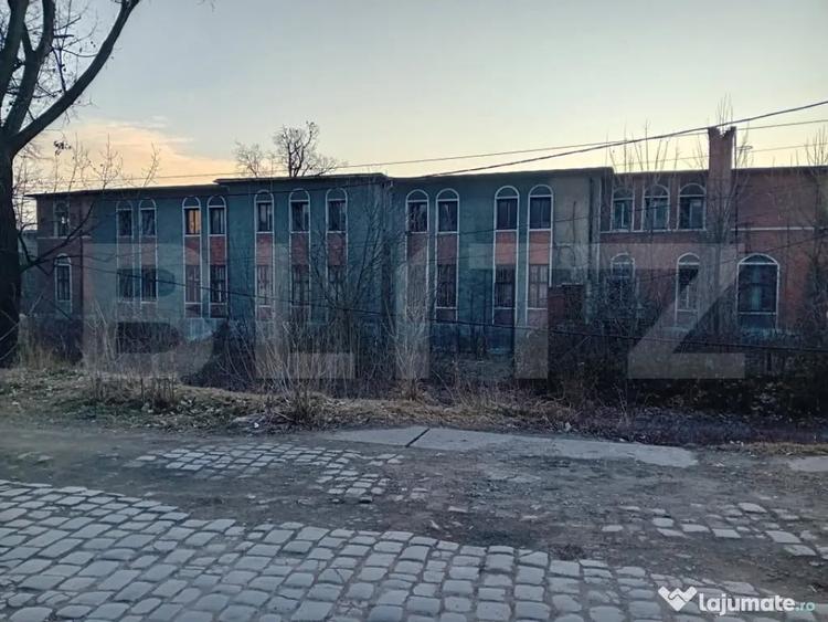 Spațiu comercial, de 1,600 mp, în Petros