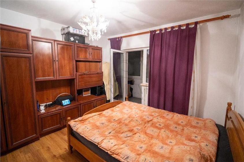 Apartament cu 4 camere decomandat, mobilat în Soarelui
