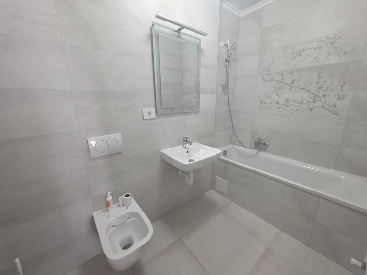 Apartament cu 3 camere semidecomandat în Tractorul