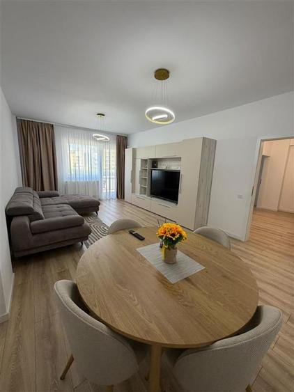 Apartament cu 2 camere decomandat, mobilat în Tractorul