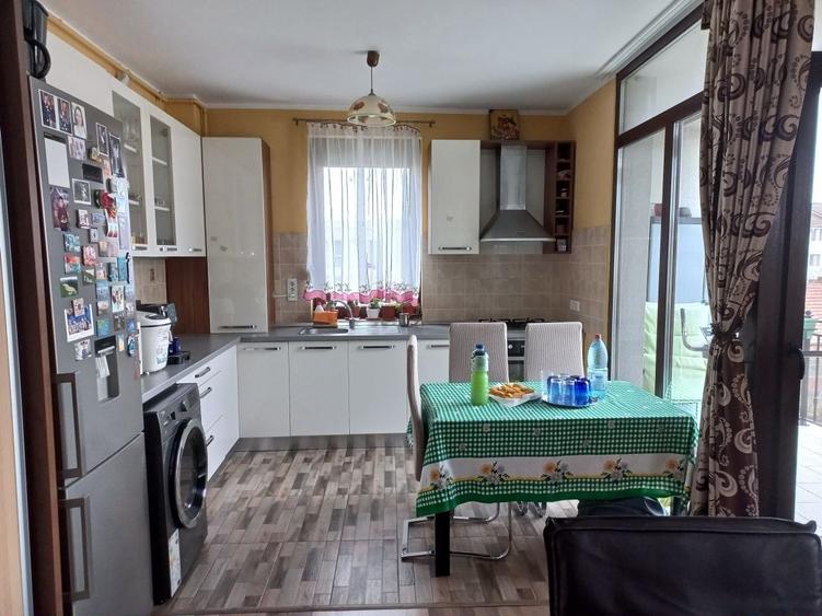 Apartament cu 3 camere decomandat în Soarelui