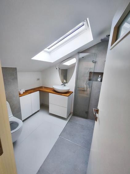 Apartament cu 4 camere semidecomandat în P-ța Victoriei