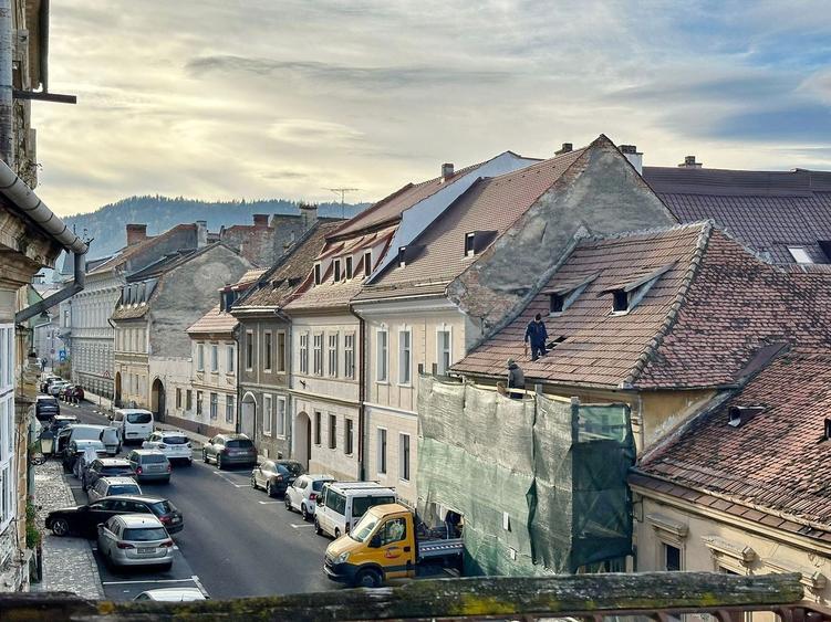 Apartament cu 6 camere nedecomandat în Centrul Istoric