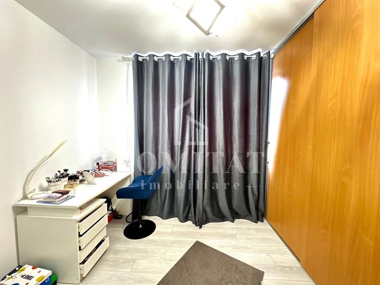 Apartament cu 3 camere semidecomandat, mobilat în Florești