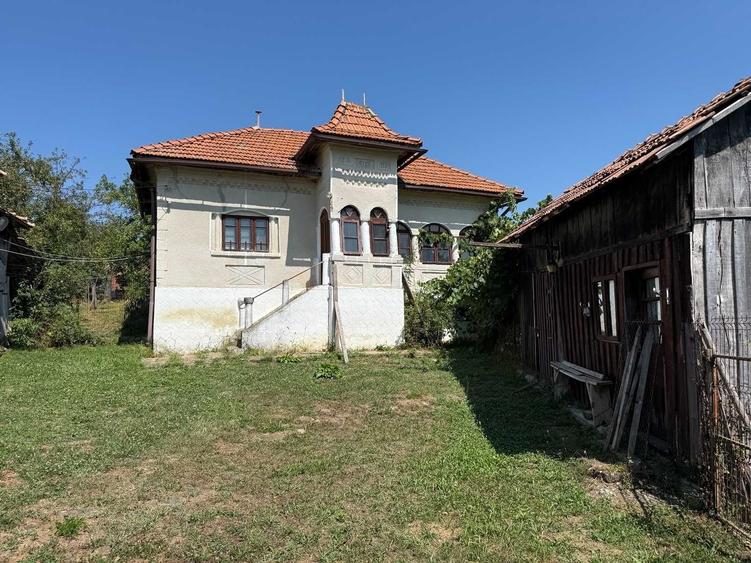 Casă cu 4 camere în Hârtiești