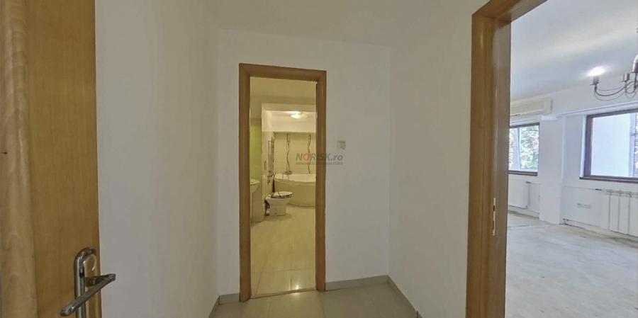 Apartament cu 3 camere semidecomandat în Lacul Tei