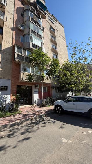 Apartament cu 4 camere decomandat în P-ța Muncii