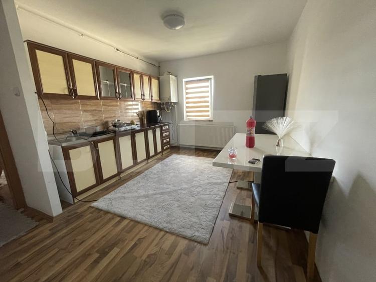 Apartament cu 2 camere semidecomandat, mobilat în Est