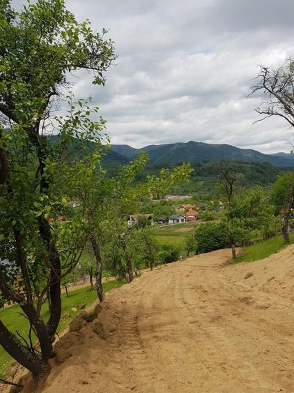 Teren de 4120 mp, în Valea