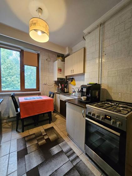 Apartament cu 3 camere semidecomandat în Calea București