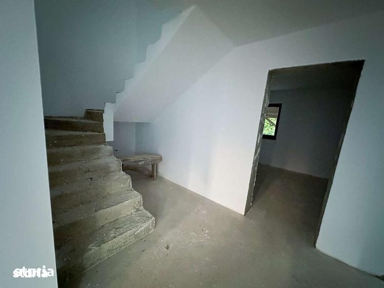 Casă cu 5 camere cu Teren 4000 Mp în Ipotești
