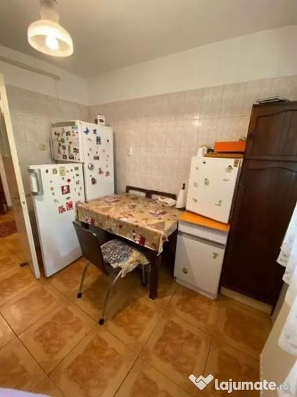 Apartament cu 3 camere semidecomandat în Rahova