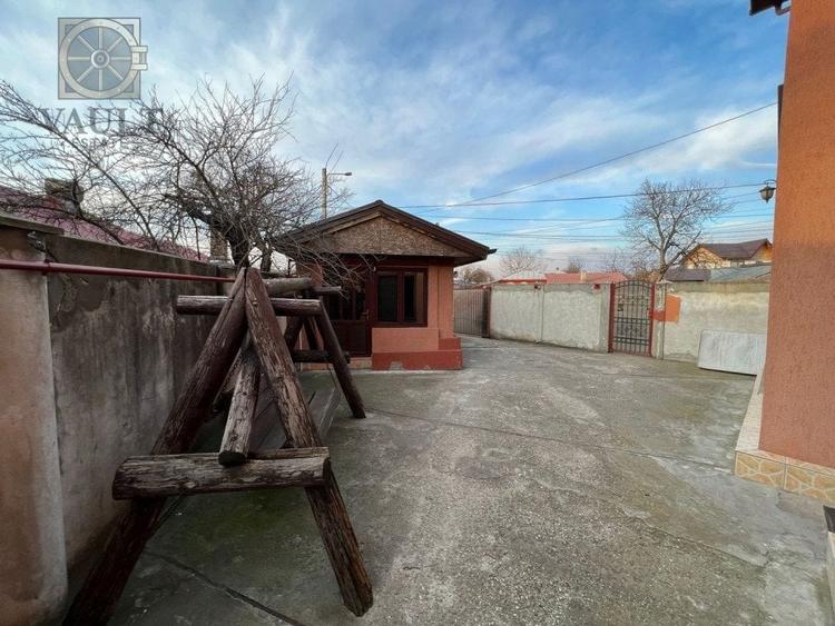 Casă individuală cu 7 camere cu Canalizare în Cozieni