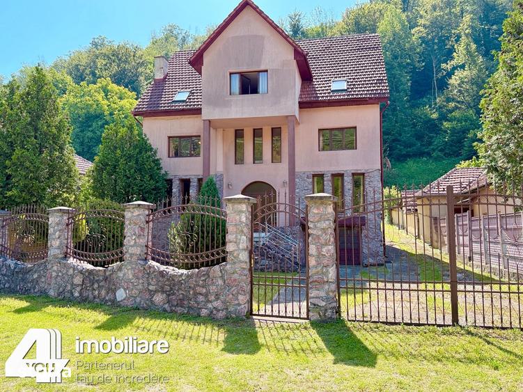 Casă cu 9 camere cu Teren 1180 Mp în Moneasa