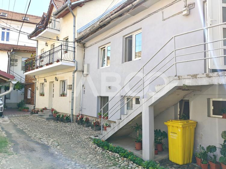 Apartament cu 3 camere semidecomandat, mobilat în Orașul de Jos