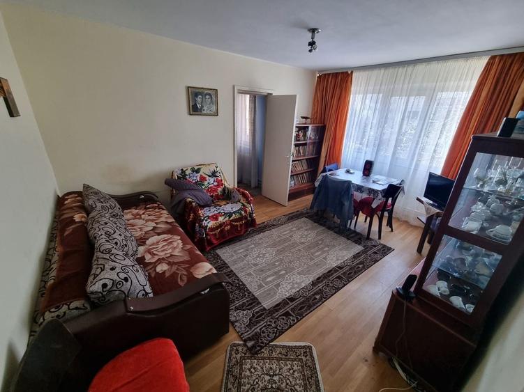 Apartament cu 3 camere semidecomandat, mobilat în Km 4-5