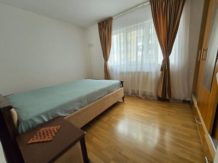 Apartament cu 3 camere semidecomandat, mobilat în Micro 4