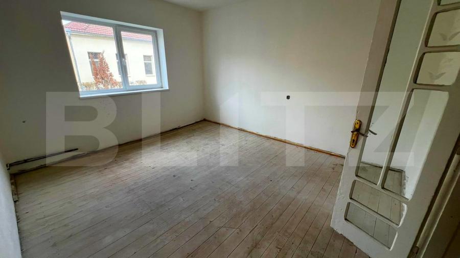 Casă individuală cu 6 camere cu Canalizare în Central