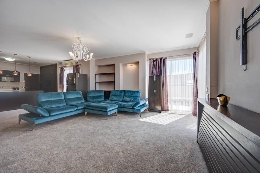 Penthouse cu 3 camere semidecomandat în Central