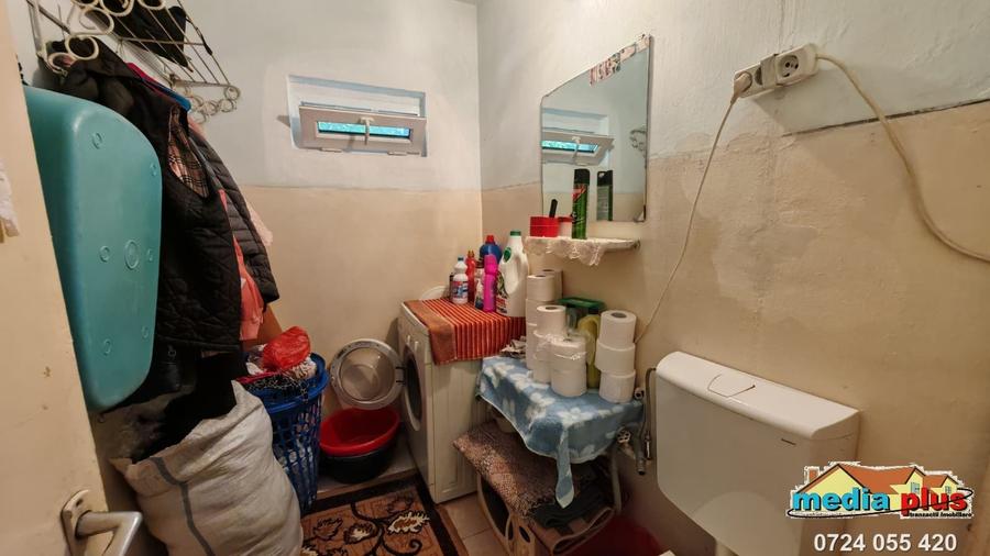 Apartament cu 4 camere semidecomandat în Micro 16