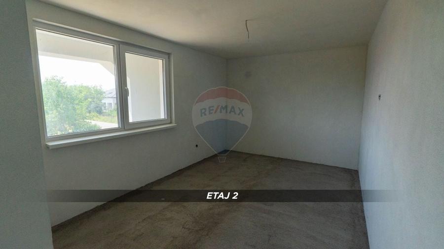 Casă individuală cu 5 camere cu Teren 600 Mp în Mireșu Mare