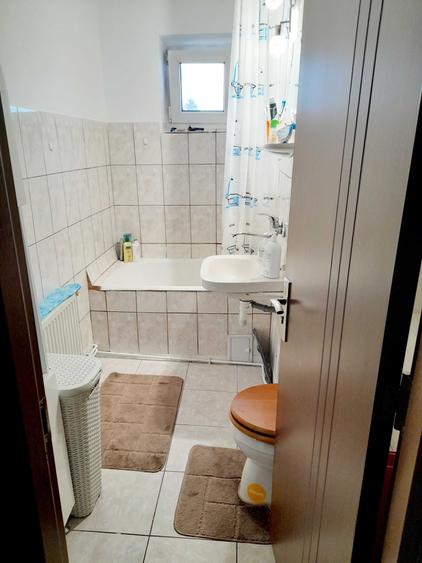 Apartament cu 3 camere semidecomandat în Turnișor