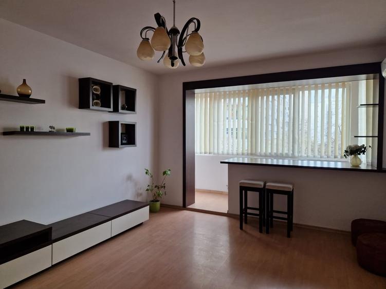 Apartament cu 3 camere semidecomandat în 1 Mai