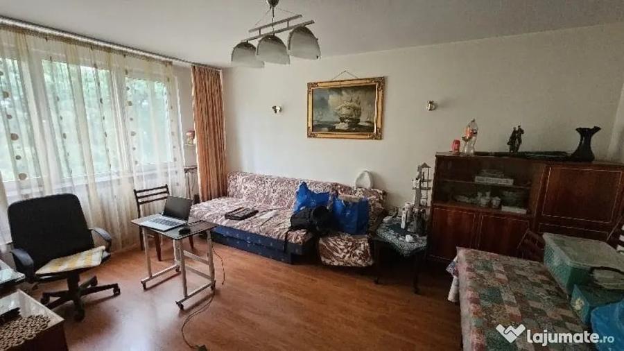 Apartament cu 3 camere decomandat în Alexandriei