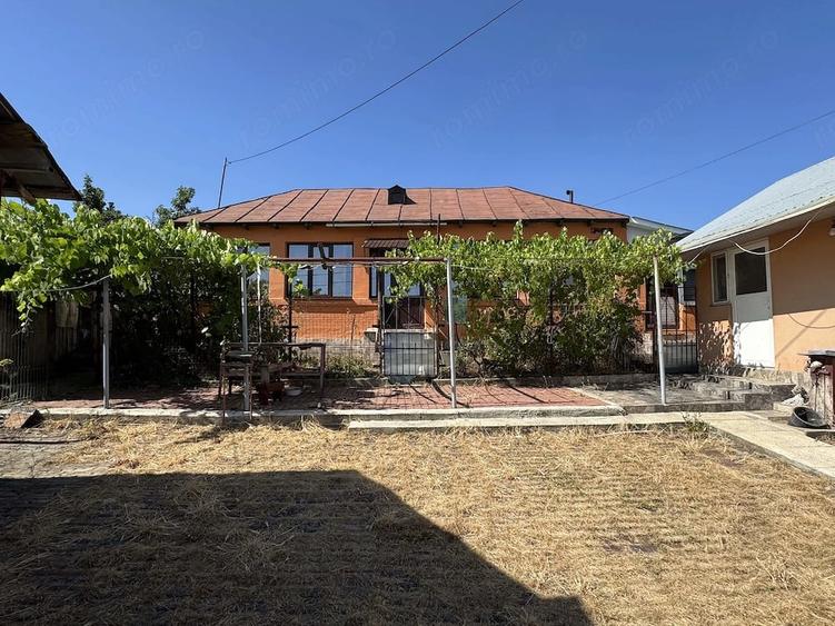 Casă cu 4 camere cu Teren 1153 Mp în Central