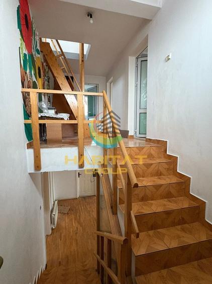 Casă individuală cu 11 camere cu Canalizare în P-ța Reșița