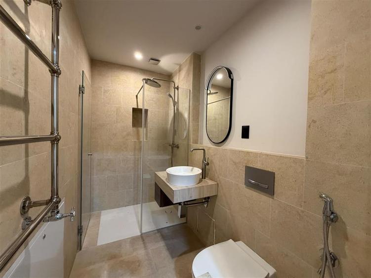 Casă individuală cu 12 camere cu Teren 200 Mp în Dorobanți