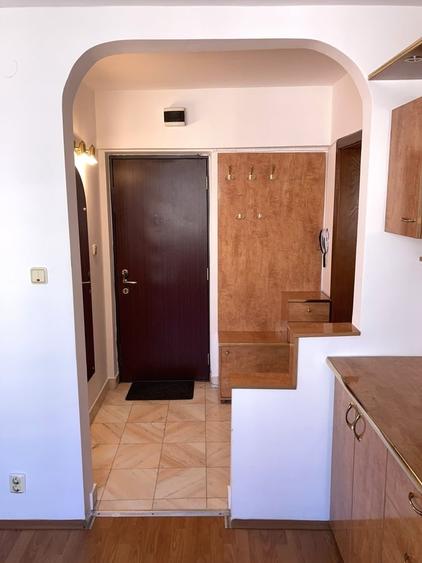 Apartament cu 3 camere semidecomandat în Mihai Bravu