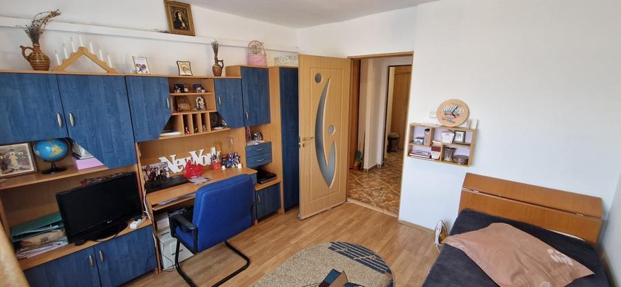Apartament cu 3 camere decomandat, mobilat în Calea București
