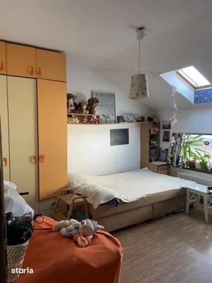 Casă cu 9 camere cu Teren 180 Mp în Matei Voievod
