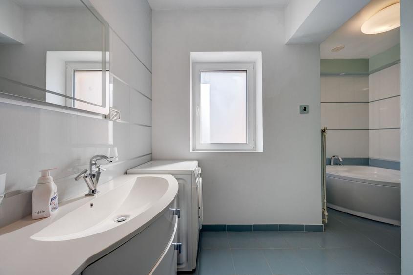 Apartament cu 3 camere decomandat, mobilat în Exterior Nord