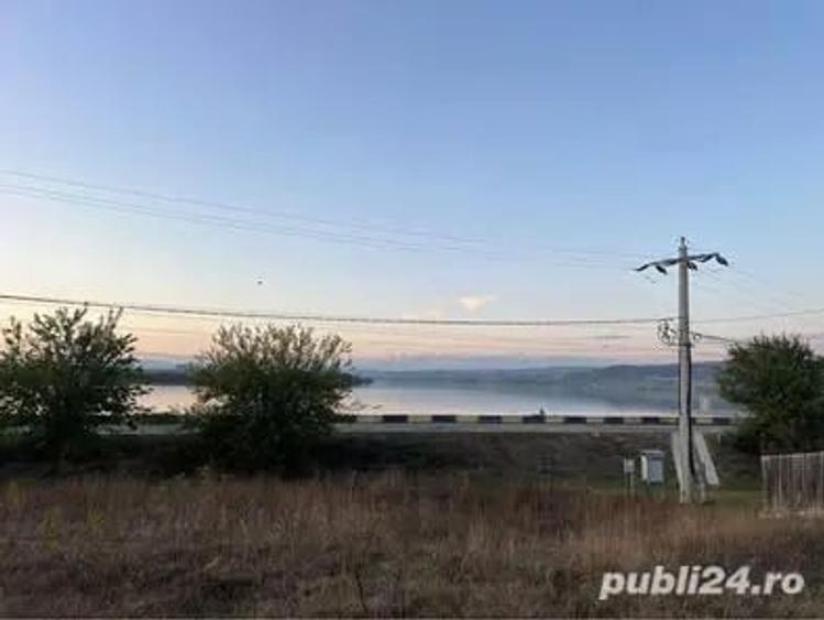 Teren de 1000 mp, în Hinova