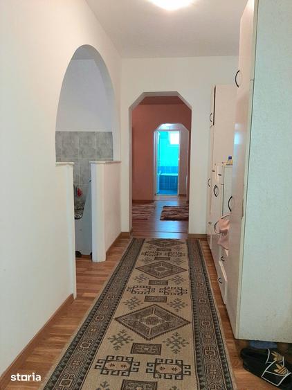 Apartament cu 3 camere semidecomandat în Micro 16