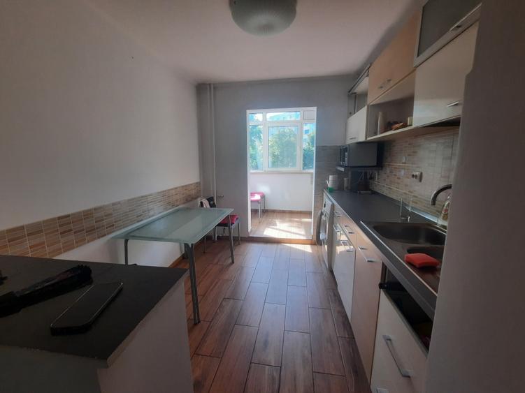 Apartament cu 3 camere semidecomandat în Ferentari