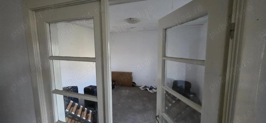 Casă cu 6 camere cu Teren 660 Mp în Apărătorii Patriei