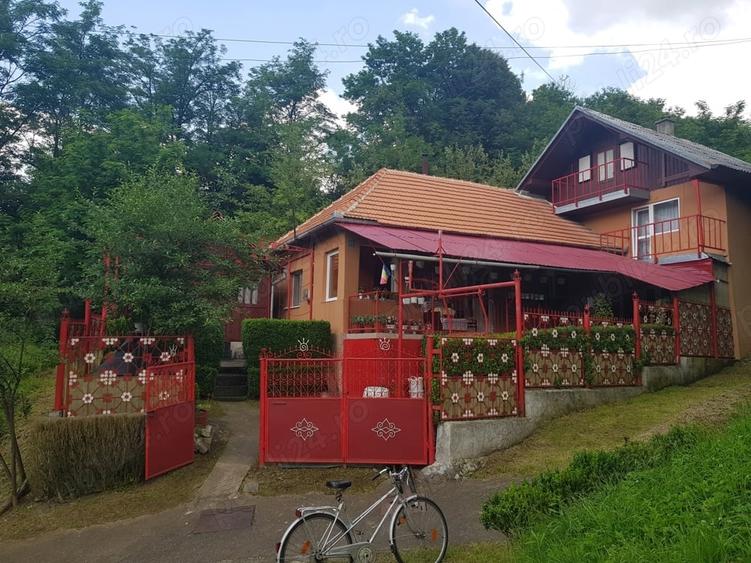 Casă cu 5 camere cu Teren 643 Mp în Poieni