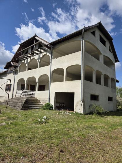 Casă cu 4 camere în Cârnești