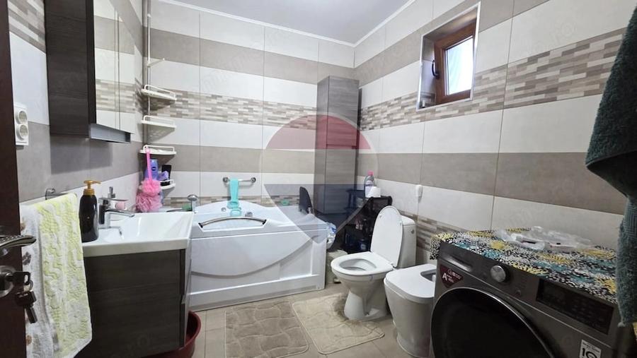 Casă cu 7 camere cu Teren 1400 Mp în Văleni