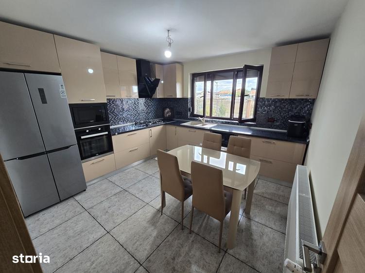 Casă cu 5 camere cu Teren 658 Mp în Central