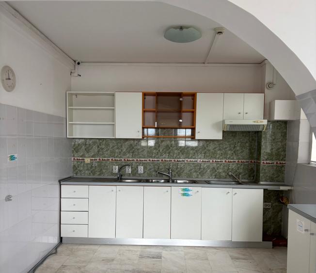Casă individuală cu 12 camere cu Teren 520 Mp în Sisești