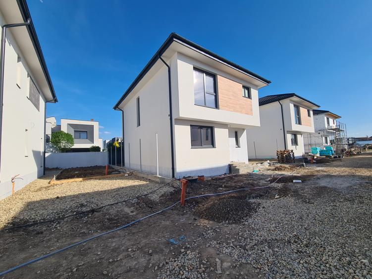 Casă individuală cu 4 camere cu Teren 240 Mp în Odăi