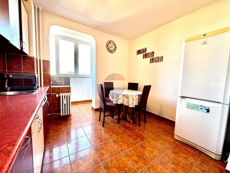 Apartament cu 3 camere semidecomandat, mobilat în Central
